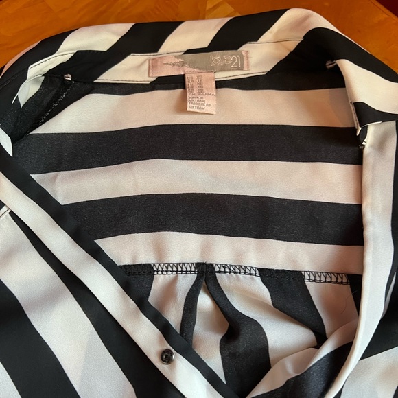 Love 21 black and white striped surplus blouse sz XS NWOT - Picture 8 of 8